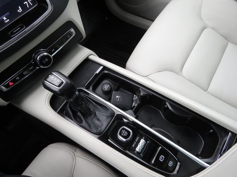 Used 2020 Volvo XC90 T6 Momentum w/ Protection Package image 28