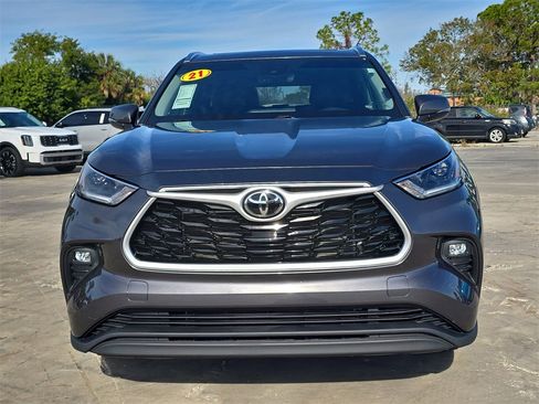 Used 2021 Toyota Highlander XLE image 3
