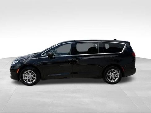 Used 2025 Chrysler Pacifica Select FWD image 12