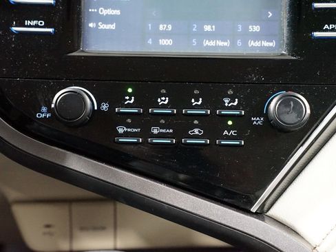 Used 2018 Toyota Camry LE image 19