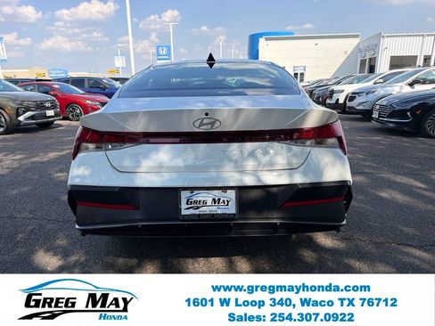 Used 2025 Hyundai Elantra SE FWD image 4
