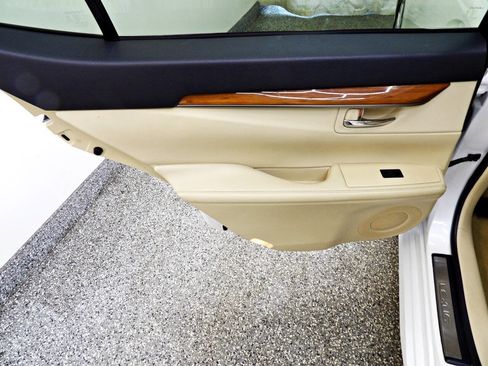 Used 2014 Lexus ES 300h w/ Luxury Package w/Bamboo Trim FWD image 9