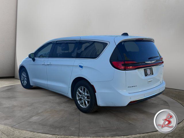 Used 2023 Chrysler Pacifica Touring-L FWD image 5