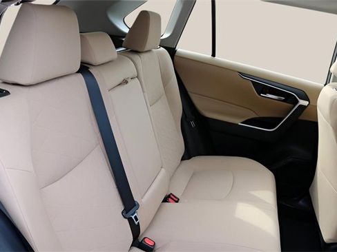Used 2021 Toyota RAV4 XLE w/ Convenience Package image 18
