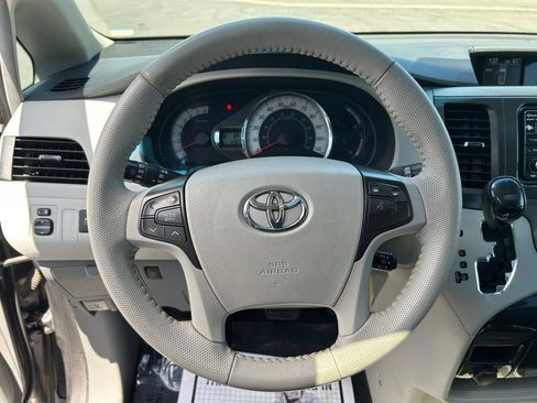 Used 2013 Toyota Sienna SE FWD image 14