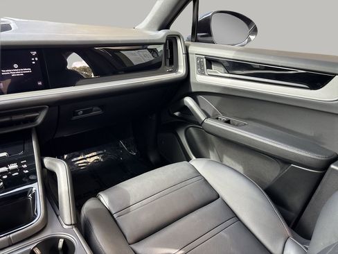 Used 2025 Porsche Cayenne E-Hybrid Coupe image 16