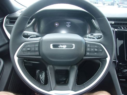 Used 2024 Jeep Grand Cherokee L Altitude AWD/4WD image 9