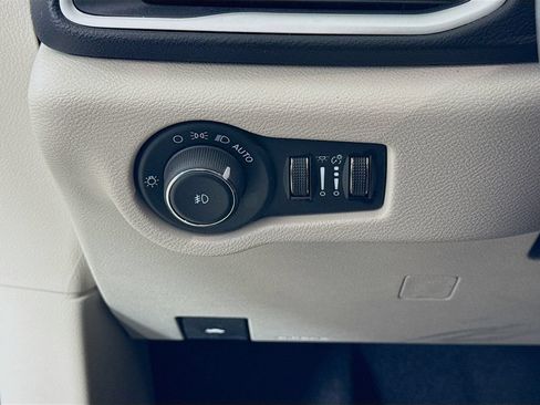 Used 2024 Chrysler Pacifica Touring-L FWD image 10