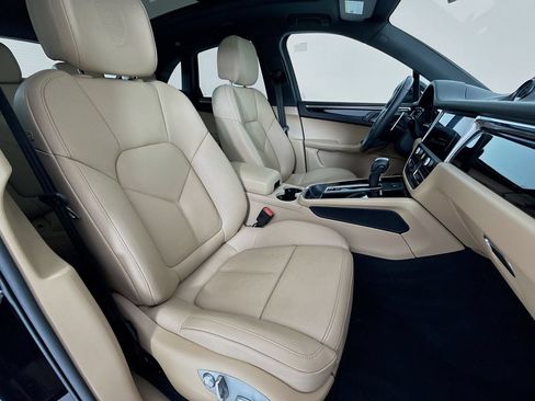 Certified 2025 Porsche Macan AWD/4WD image 32