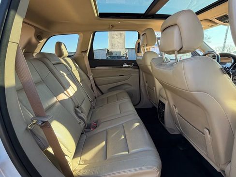 Used 2017 Jeep Grand Cherokee Limited w/ Luxury Group II image 12
