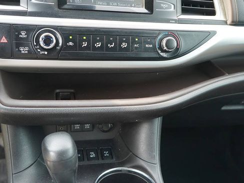Used 2018 Toyota Highlander LE AWD/4WD image 16