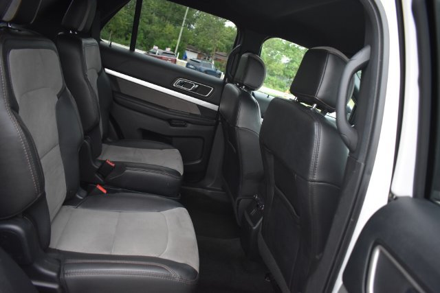 Used 2017 Ford Explorer XLT w/ Equipment Group 202A AWD/4WD image 14
