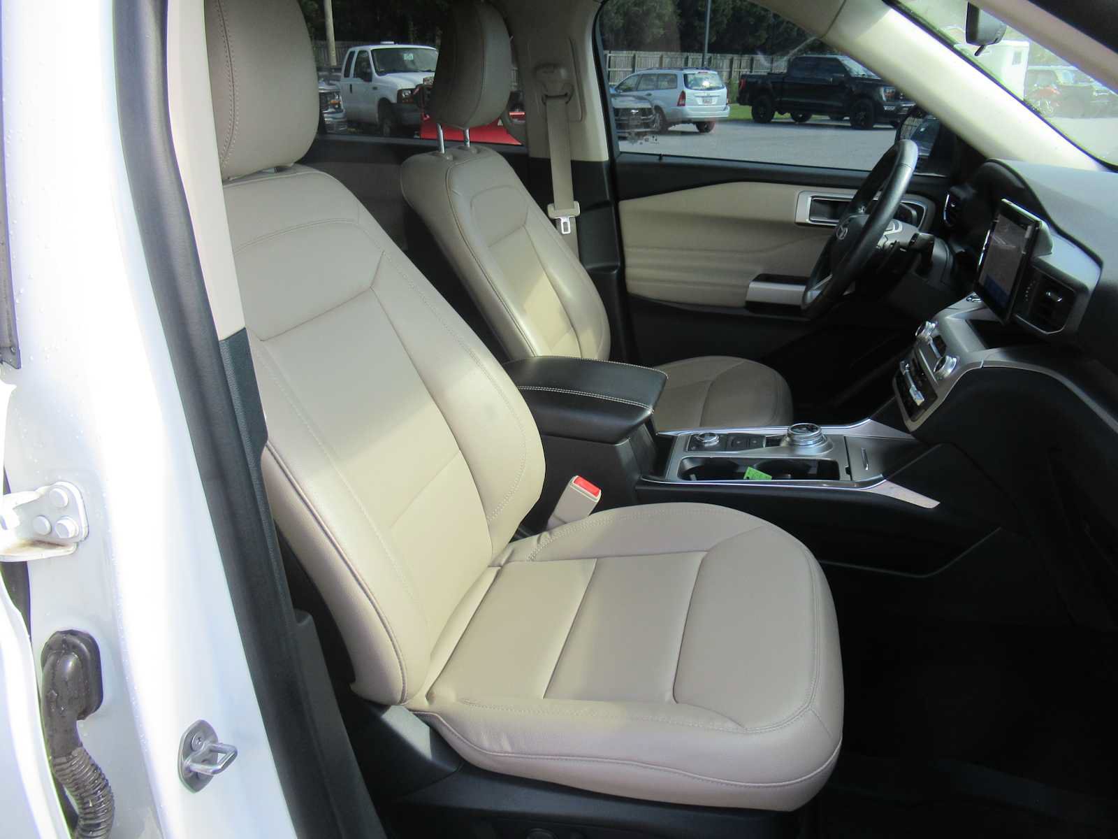 Used 2020 Ford Explorer XLT w/ Equipment Group 202A AWD/4WD image 26