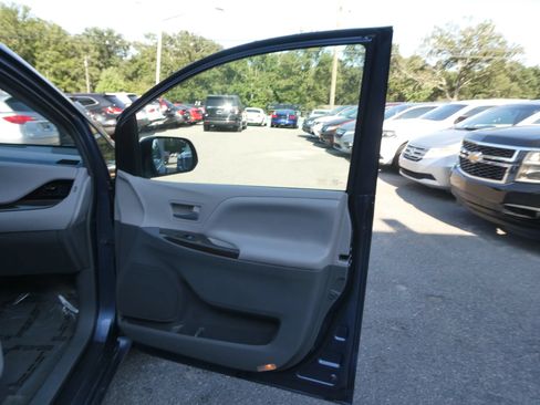 Used 2015 Toyota Sienna XLE FWD image 27