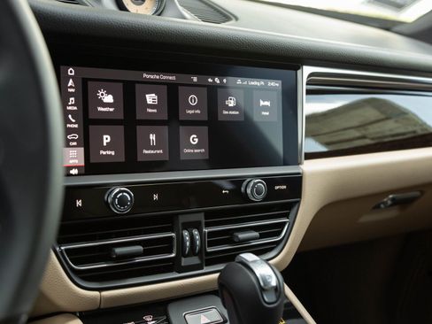 Certified 2025 Porsche Macan image 25