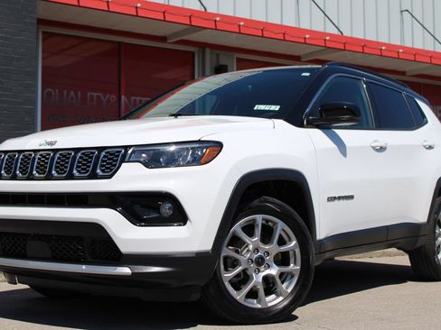 Used 2025 Jeep Compass Limited AWD/4WD image 12