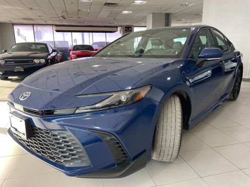 Used 2025 Toyota Camry SE image 3