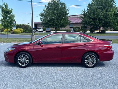 Used 2015 Toyota Camry SE w/ Moonroof Package FWD image 5