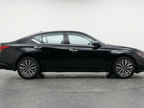 Used 2025 Nissan Altima 2.5 SV image 11