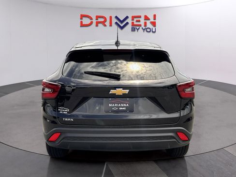 Used 2025 Chevrolet Trax LS FWD image 4