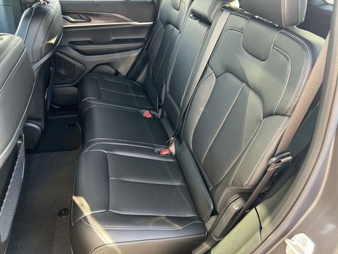 New 2025 Jeep Grand Cherokee Limited w/ Luxury Tech Group II image 24