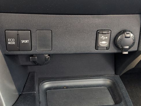 Used 2016 Toyota RAV4 LE FWD image 27