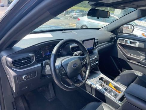 Used 2020 Ford Explorer XLT w/ Equipment Group 202A AWD/4WD image 13