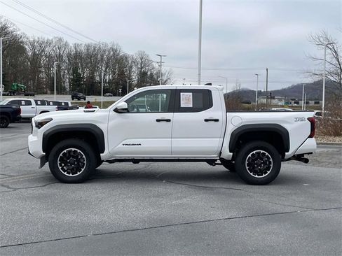 Used 2024 Toyota Tacoma TRD Off-Road image 2