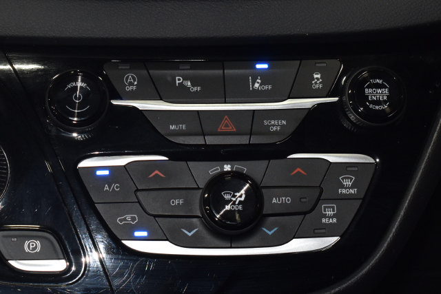 Certified 2025 Chrysler Pacifica Select FWD image 18