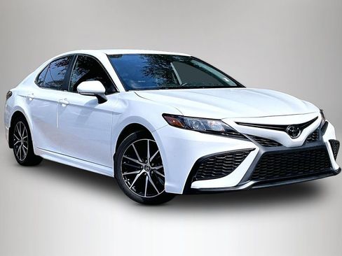 Used 2023 Toyota Camry SE image 2