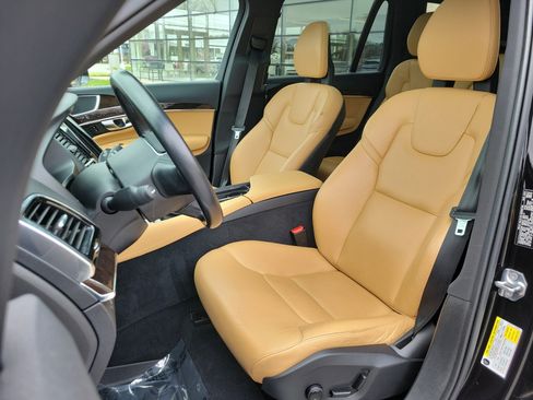 Used 2017 Volvo XC90 T6 Momentum w/ Vision Package AWD/4WD image 4