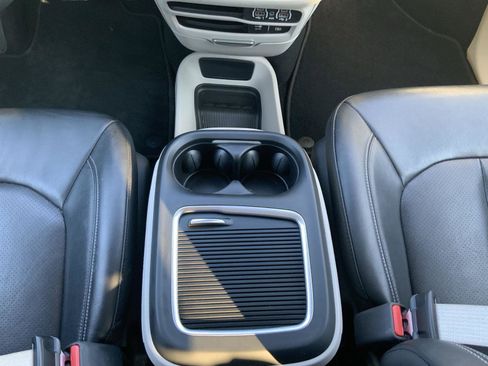 Used 2022 Chrysler Pacifica Touring-L image 49