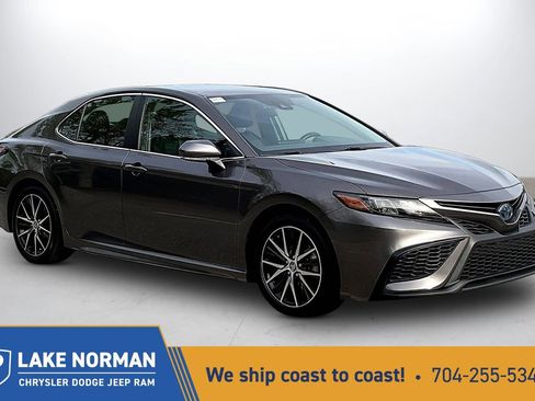 Used 2022 Toyota Camry SE FWD image 1