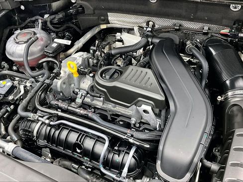 Used 2025 Volkswagen Taos SE image 34