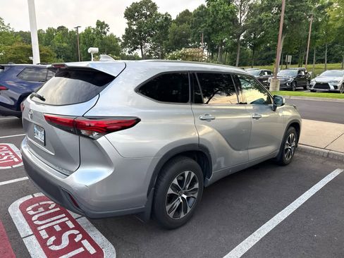Used 2021 Toyota Highlander XLE AWD/4WD image 4