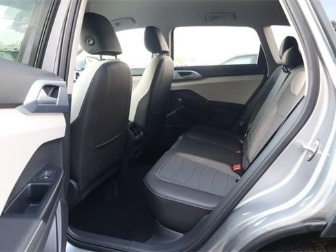 New 2025 Volkswagen Taos SE image 20