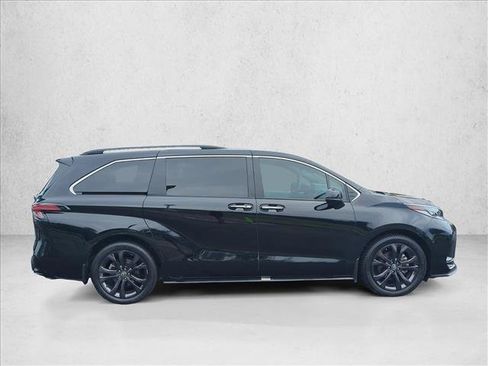 Used 2024 Toyota Sienna XSE w/ XSE Plus Package FWD image 4