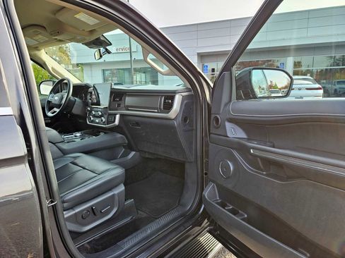 Used 2023 Ford Expedition Max XLT image 10