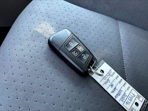 Used 2025 Volkswagen Jetta SE FWD image 35