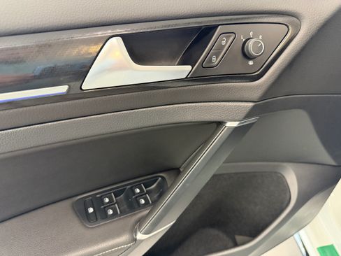 Used 2019 Volkswagen Golf R 4-Door AWD/4WD image 11