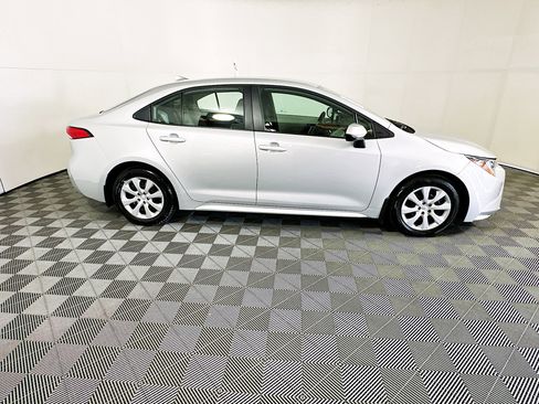 Used 2025 Toyota Corolla LE image 2