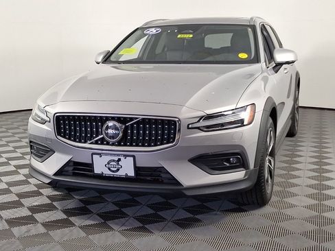 Certified 2025 Volvo V60 B5 Cross Country Plus AWD/4WD image 5