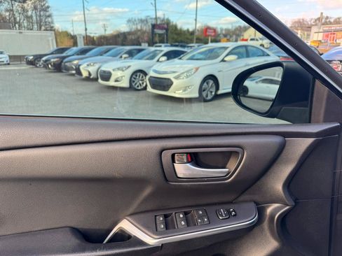 Used 2015 Toyota Camry SE FWD image 9