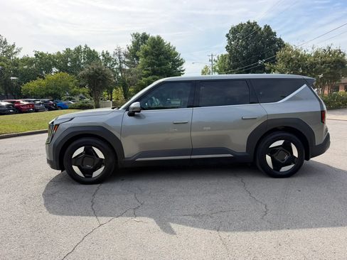 Used 2024 Kia EV9 Light Long Range RWD image 8