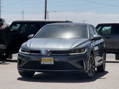 Used 2025 Volkswagen Jetta SE image 4