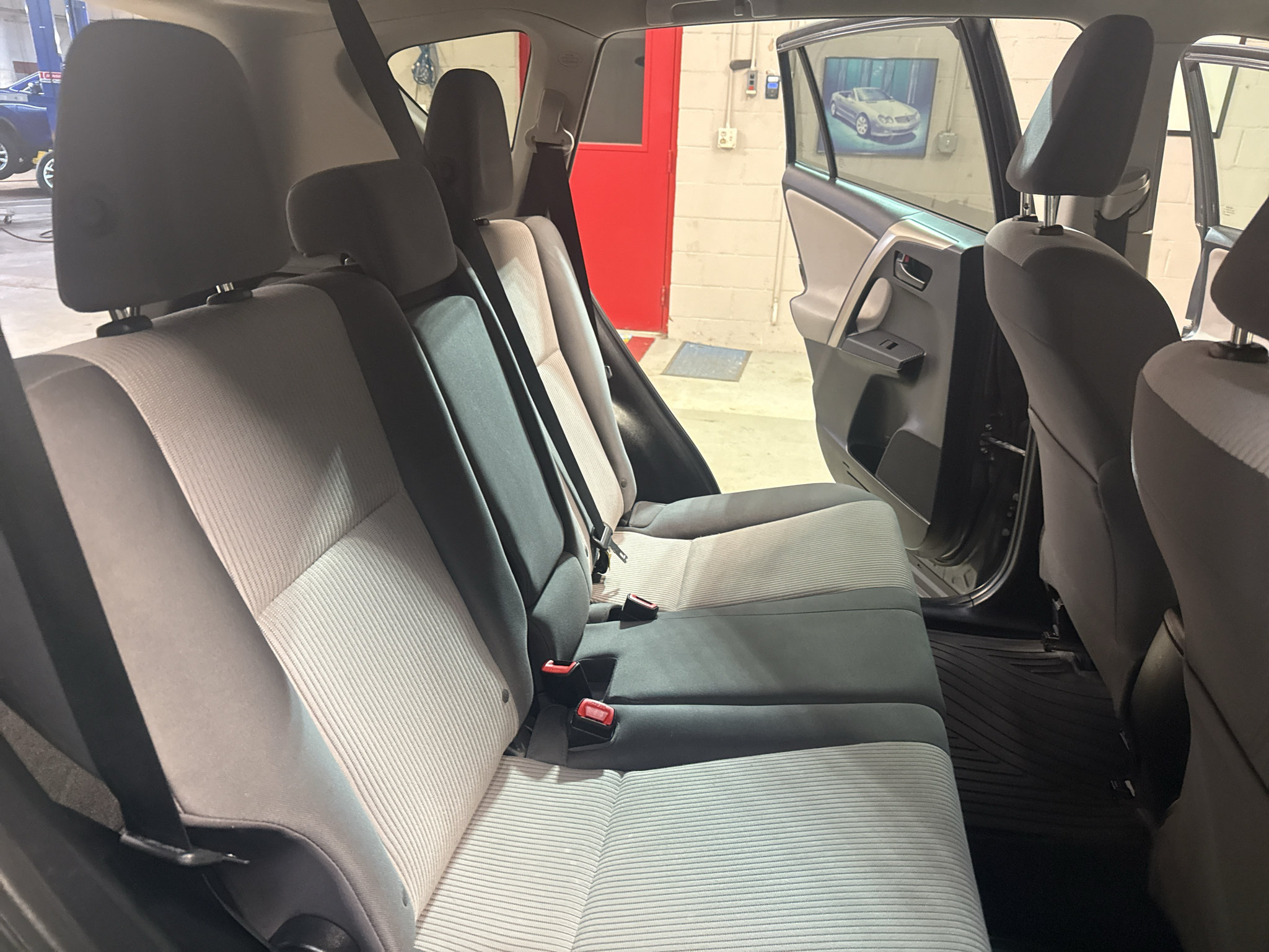 Used 2015 Toyota RAV4 LE AWD/4WD image 18