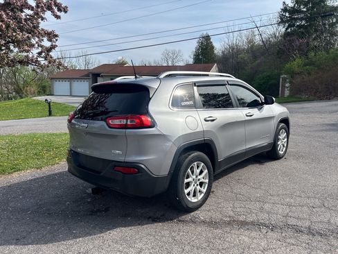 Used 2017 Jeep Cherokee Latitude AWD/4WD image 3
