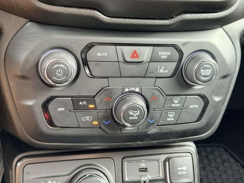 Used 2022 Jeep Renegade Latitude w/ Convenience Group AWD/4WD image 21