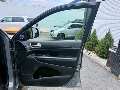 Used 2020 Jeep Grand Cherokee Altitude image 23