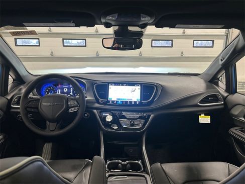 New 2026 Chrysler Pacifica Limited image 28